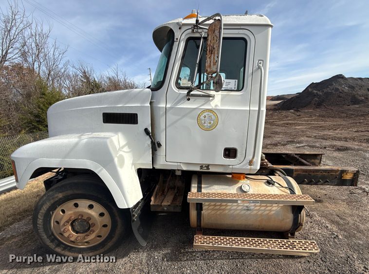 image for item DW5200 2001 Mack CH613 truck cab and chassis