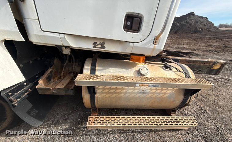 image for item DW5200 2001 Mack CH613 truck cab and chassis