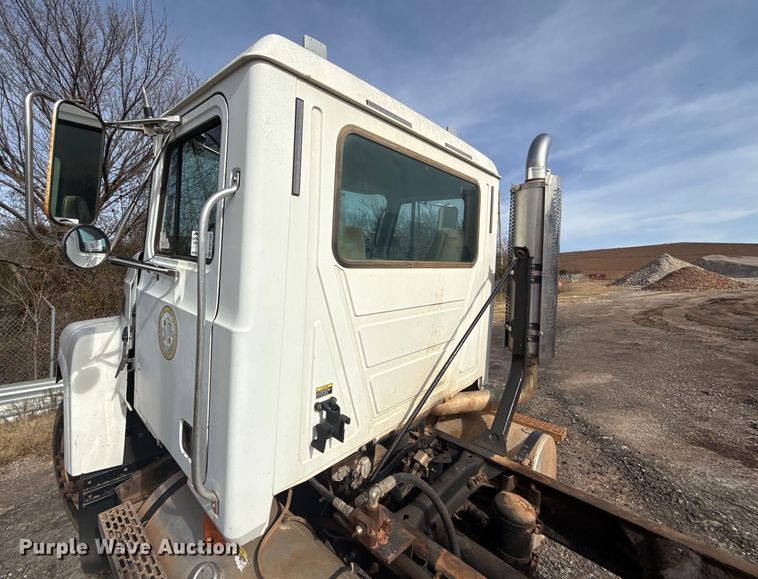 image for item DW5200 2001 Mack CH613 truck cab and chassis