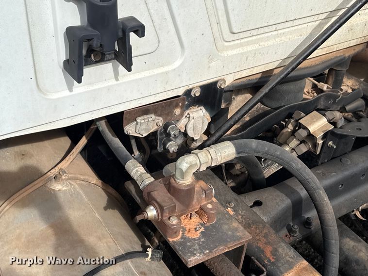 image for item DW5200 2001 Mack CH613 truck cab and chassis