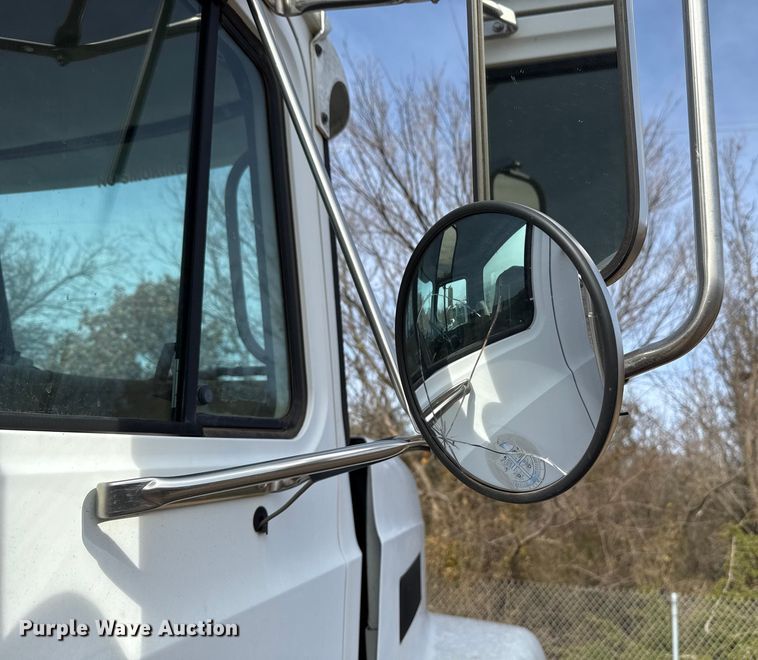 image for item DW5200 2001 Mack CH613 truck cab and chassis