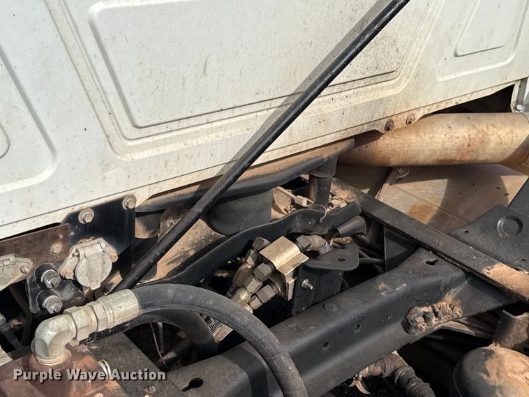 image for item DW5200 2001 Mack CH613 truck cab and chassis