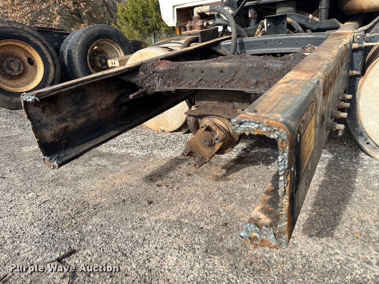 image for item DW5200 2001 Mack CH613 truck cab and chassis