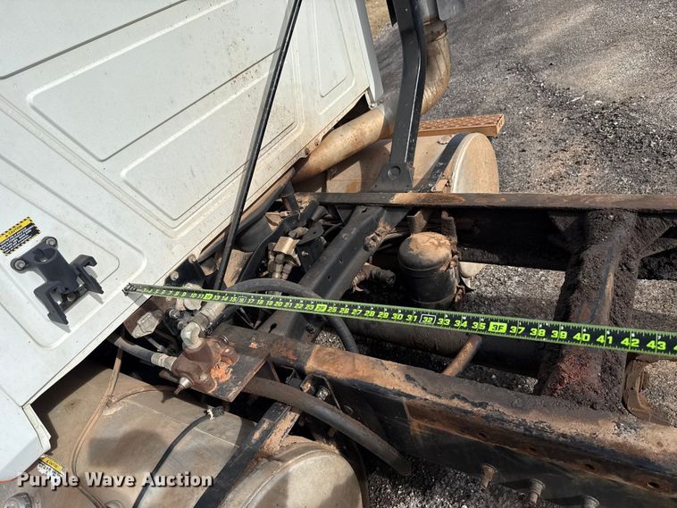 image for item DW5200 2001 Mack CH613 truck cab and chassis