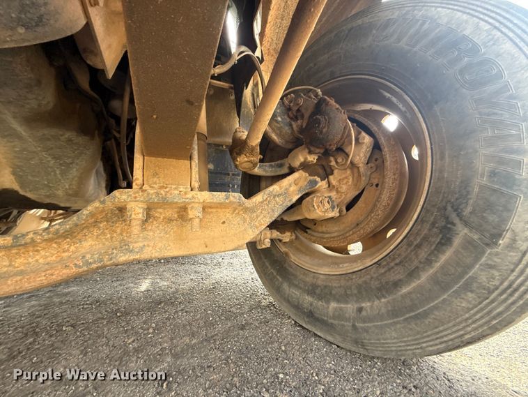 image for item DW5200 2001 Mack CH613 truck cab and chassis