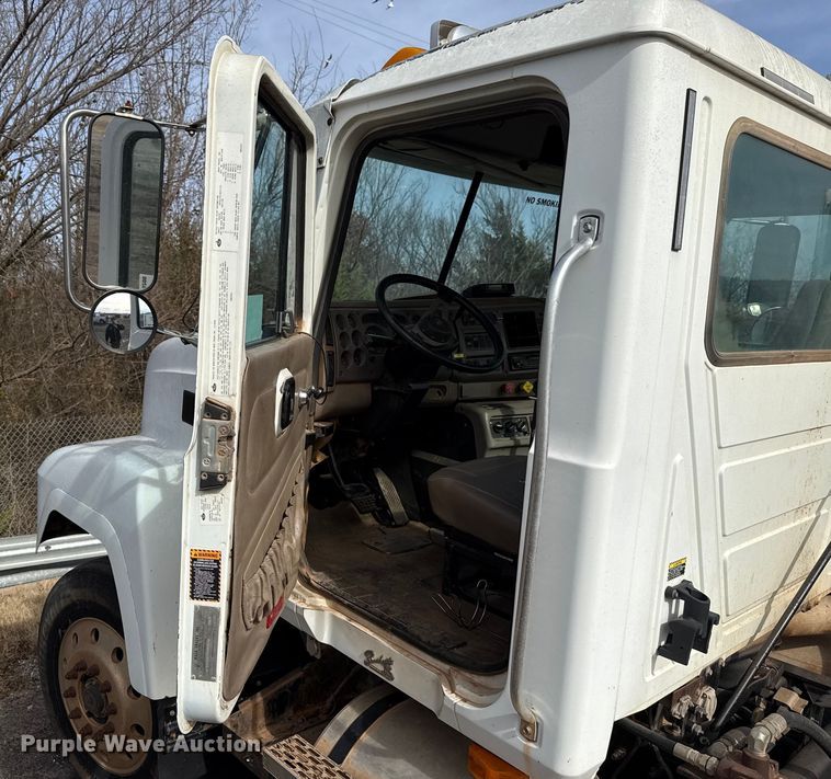 image for item DW5200 2001 Mack CH613 truck cab and chassis