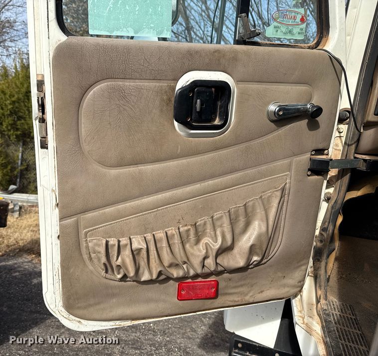 image for item DW5200 2001 Mack CH613 truck cab and chassis