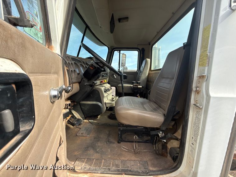 image for item DW5200 2001 Mack CH613 truck cab and chassis