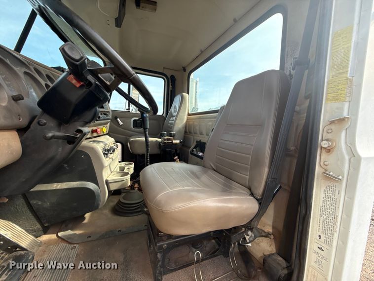 image for item DW5200 2001 Mack CH613 truck cab and chassis