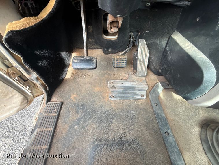 image for item DW5200 2001 Mack CH613 truck cab and chassis