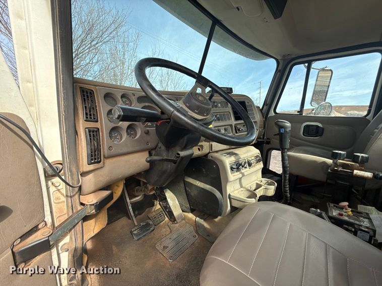 image for item DW5200 2001 Mack CH613 truck cab and chassis