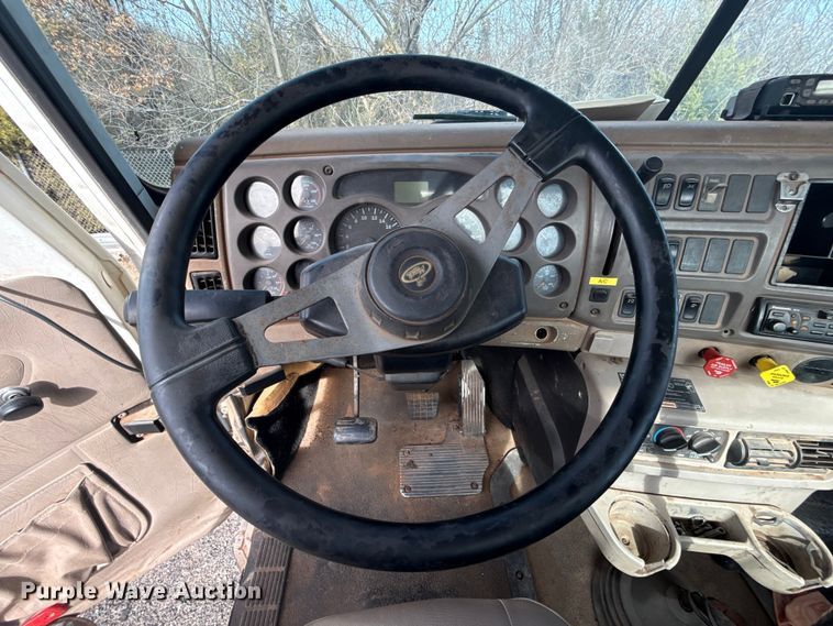 image for item DW5200 2001 Mack CH613 truck cab and chassis