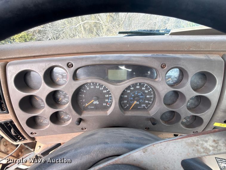 image for item DW5200 2001 Mack CH613 truck cab and chassis