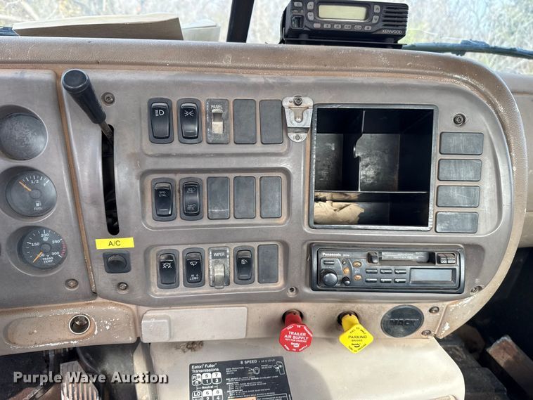 image for item DW5200 2001 Mack CH613 truck cab and chassis