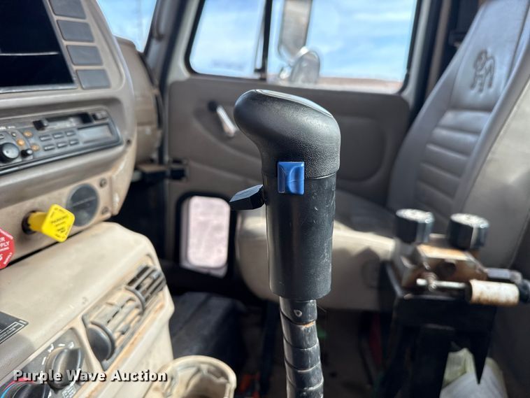 image for item DW5200 2001 Mack CH613 truck cab and chassis