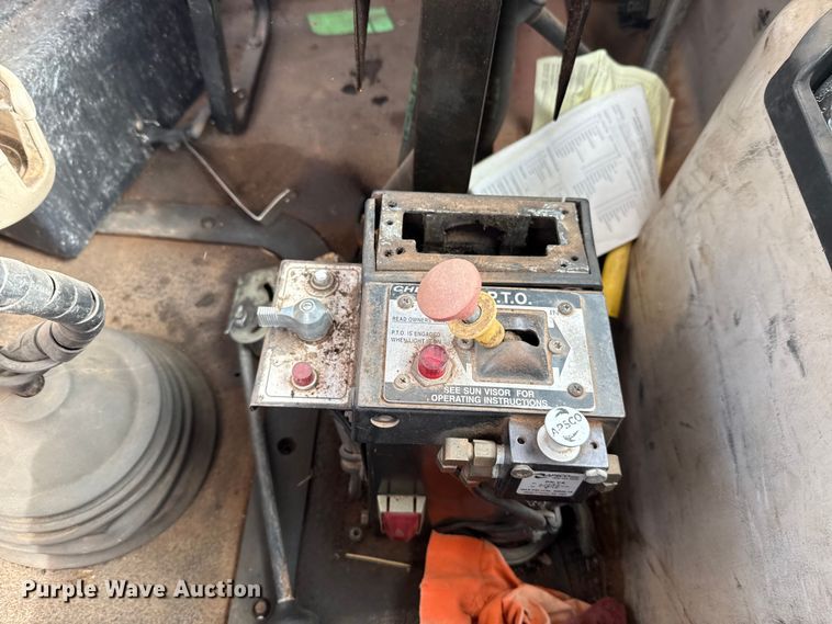 image for item DW5200 2001 Mack CH613 truck cab and chassis