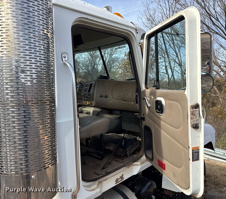 image for item DW5200 2001 Mack CH613 truck cab and chassis
