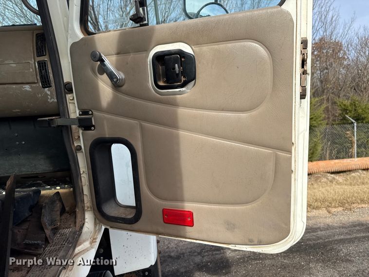 image for item DW5200 2001 Mack CH613 truck cab and chassis