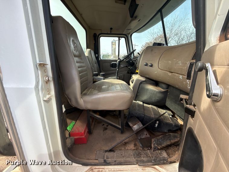 image for item DW5200 2001 Mack CH613 truck cab and chassis