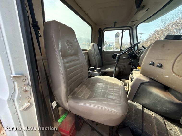 image for item DW5200 2001 Mack CH613 truck cab and chassis