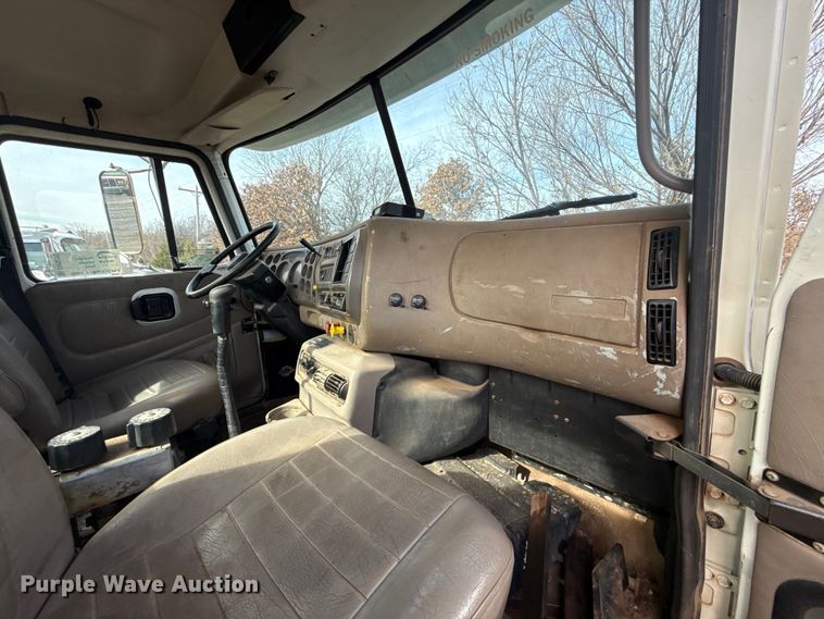 image for item DW5200 2001 Mack CH613 truck cab and chassis