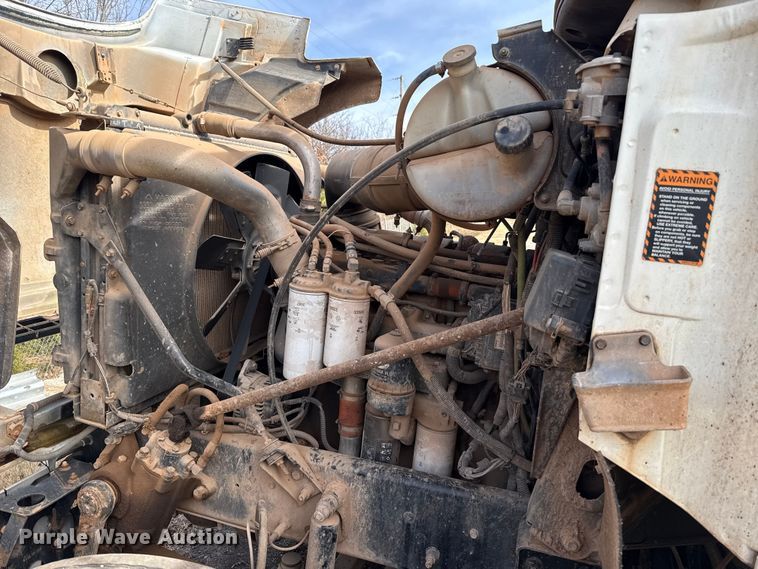 image for item DW5200 2001 Mack CH613 truck cab and chassis