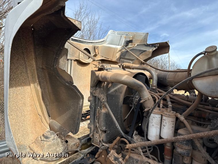 image for item DW5200 2001 Mack CH613 truck cab and chassis