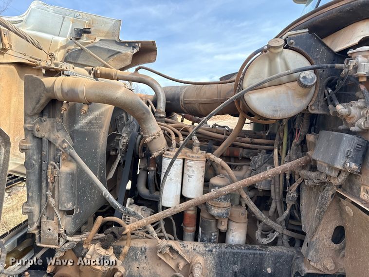 image for item DW5200 2001 Mack CH613 truck cab and chassis