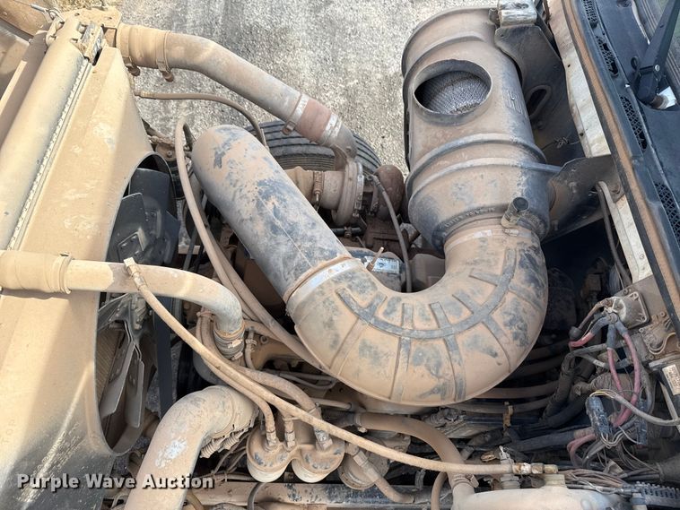 image for item DW5200 2001 Mack CH613 truck cab and chassis