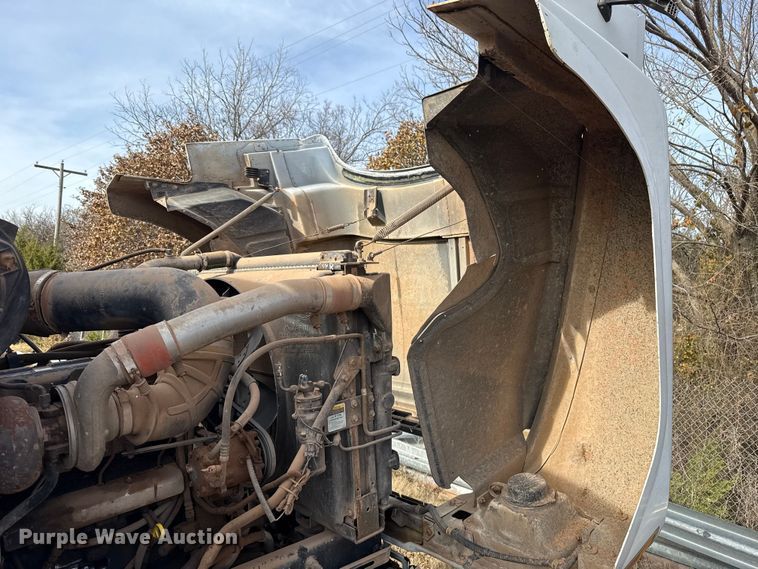 image for item DW5200 2001 Mack CH613 truck cab and chassis