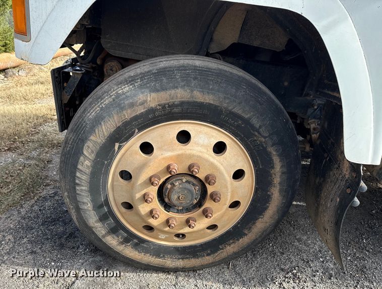 image for item DW5200 2001 Mack CH613 truck cab and chassis