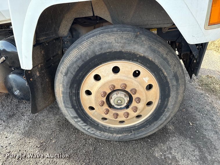 image for item DW5200 2001 Mack CH613 truck cab and chassis