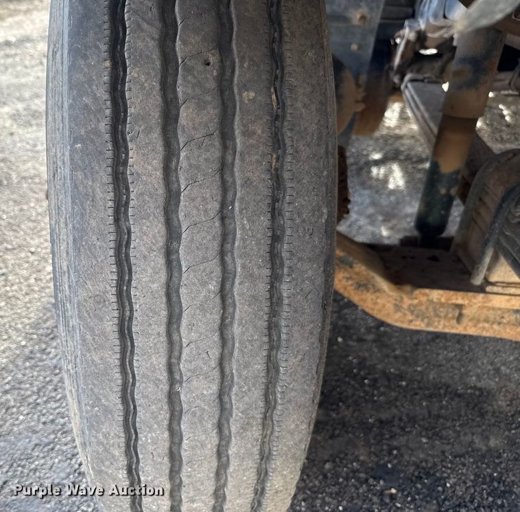 image for item DW5200 2001 Mack CH613 truck cab and chassis