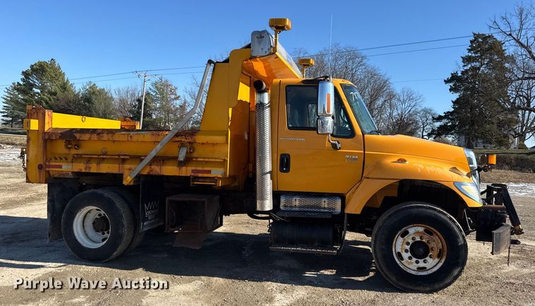 image for item DW6703 2006 International 7400 dump truck