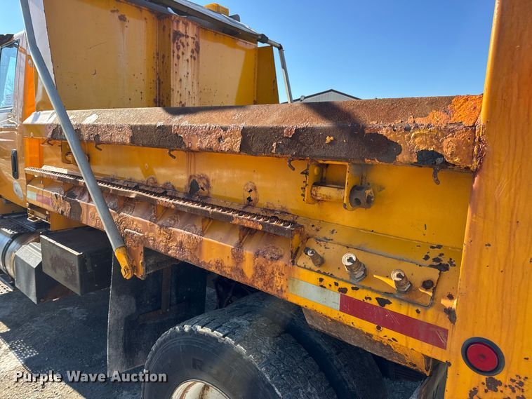 image for item DW6703 2006 International 7400 dump truck