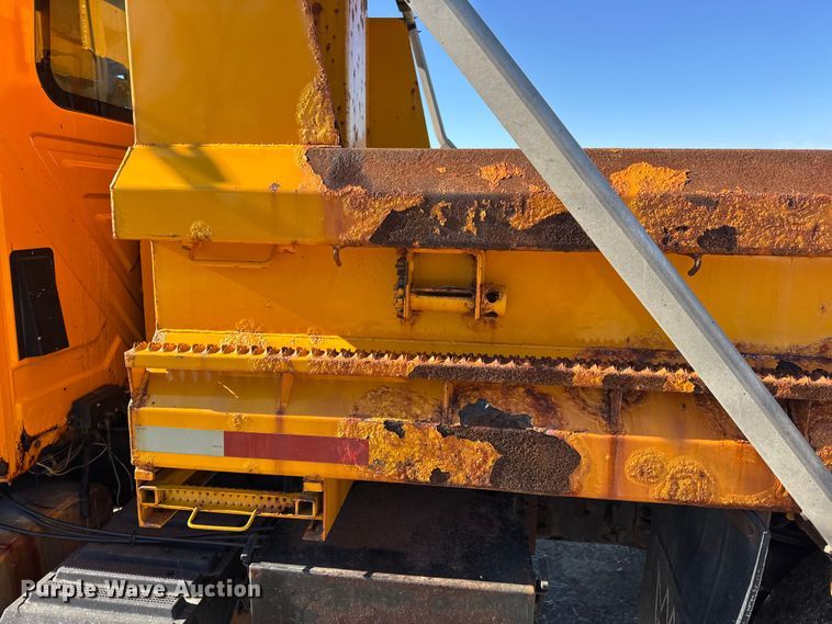 image for item DW6703 2006 International 7400 dump truck