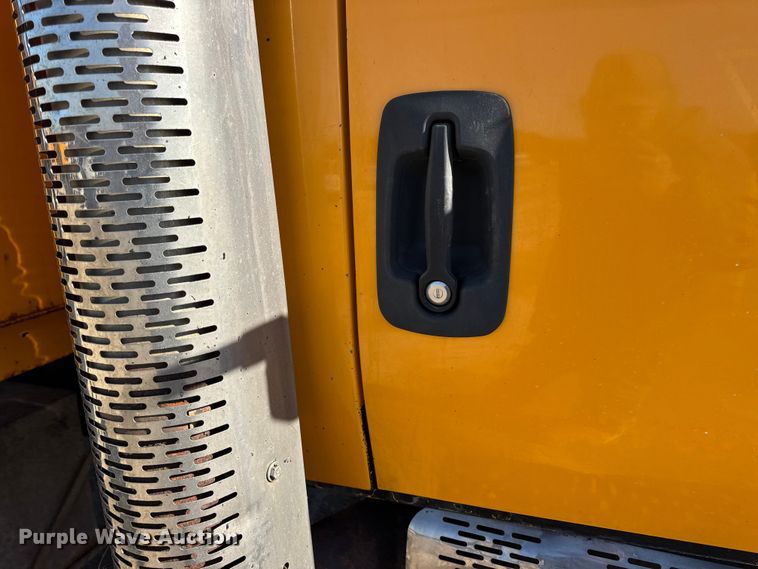 image for item DW6703 2006 International 7400 dump truck