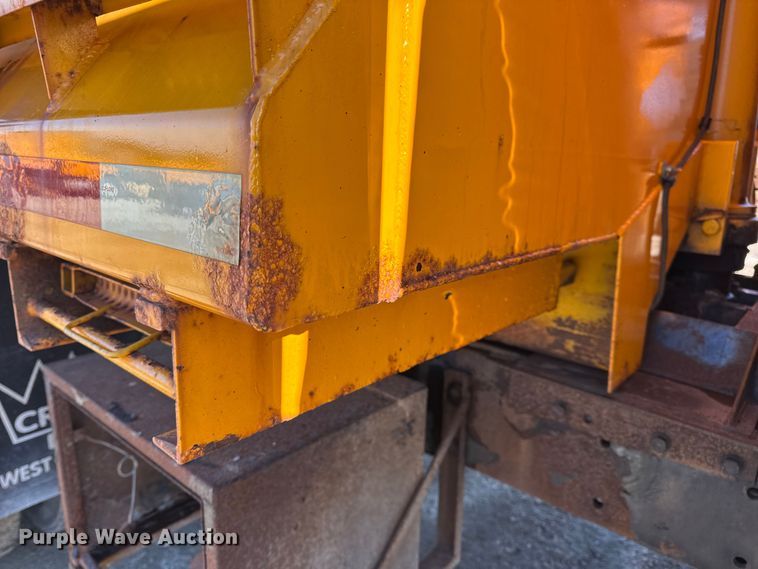 image for item DW6703 2006 International 7400 dump truck