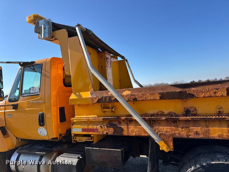 image for item DW6703 2006 International 7400 dump truck