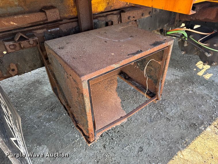 image for item DW6703 2006 International 7400 dump truck