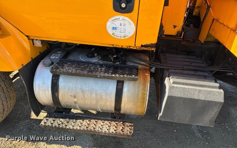 image for item DW6703 2006 International 7400 dump truck