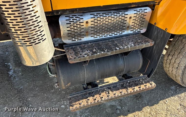 image for item DW6703 2006 International 7400 dump truck