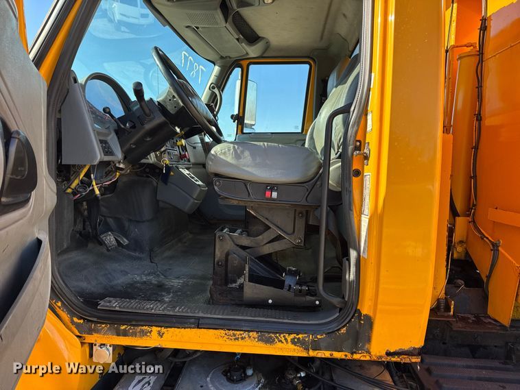 image for item DW6703 2006 International 7400 dump truck