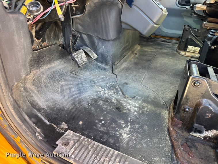 image for item DW6703 2006 International 7400 dump truck