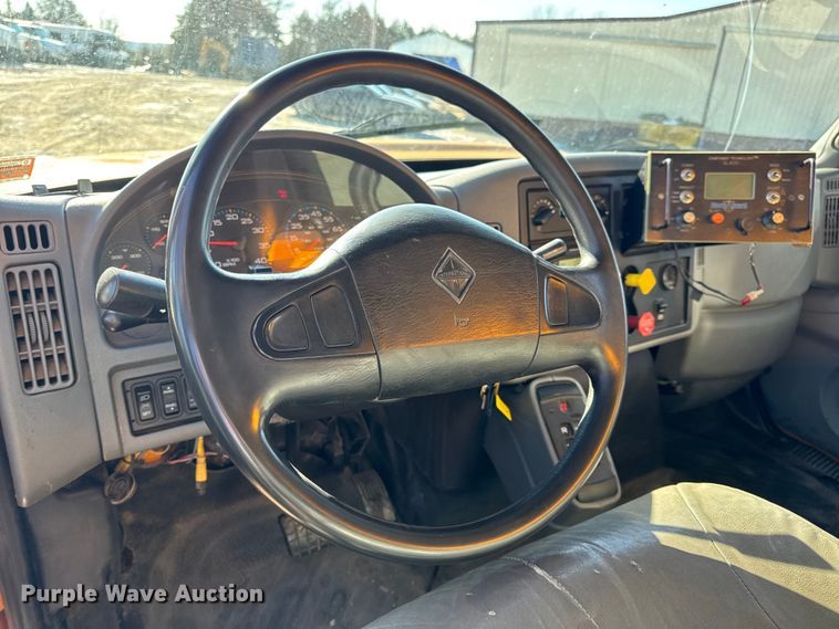 image for item DW6703 2006 International 7400 dump truck