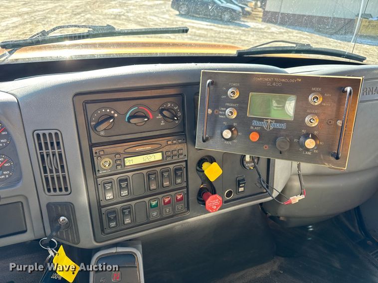 image for item DW6703 2006 International 7400 dump truck