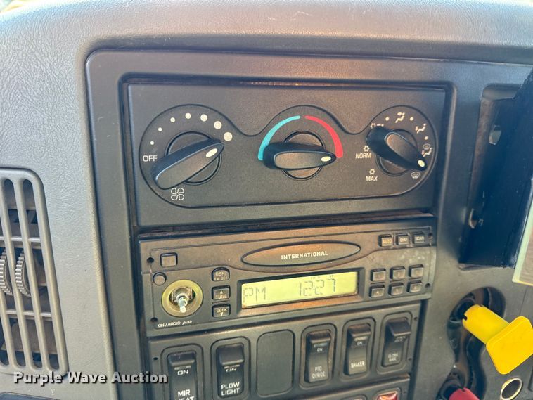 image for item DW6703 2006 International 7400 dump truck