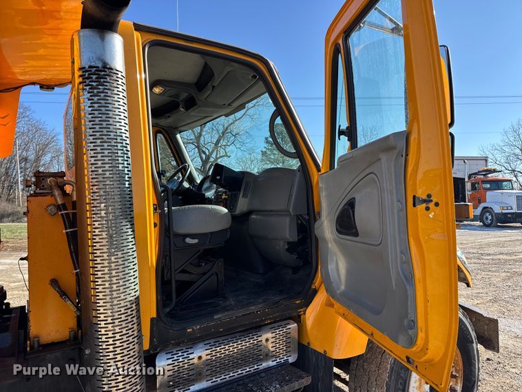 image for item DW6703 2006 International 7400 dump truck