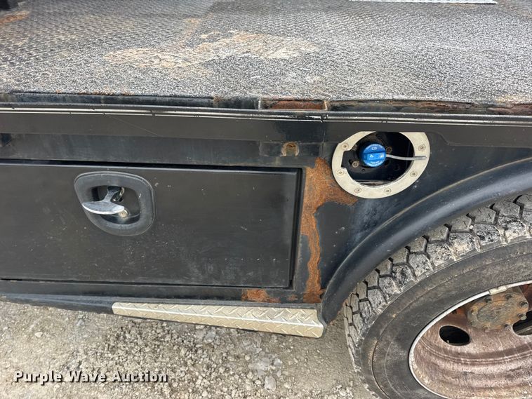 image for item DW6706 2016 Ford F550 Super Duty XL Crew Cab flatbed truck