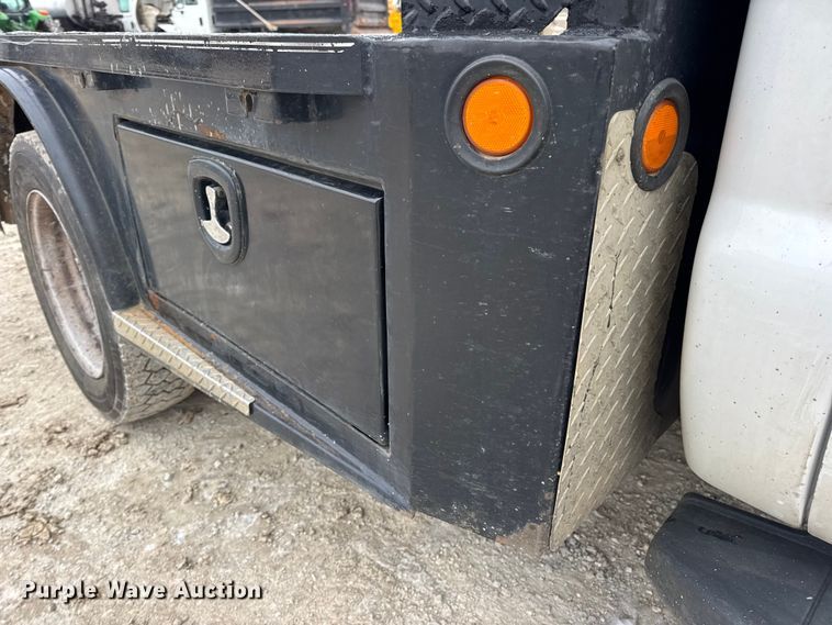 image for item DW6706 2016 Ford F550 Super Duty XL Crew Cab flatbed truck